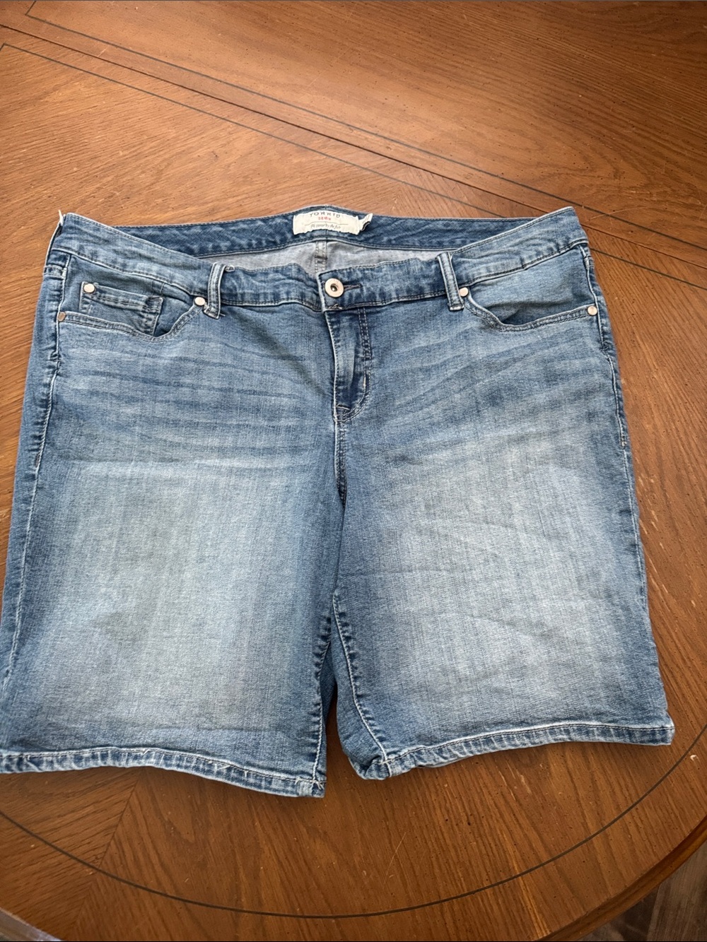 torrid Light Blue Washed Denim Jean Shorts size 20 9” inseam EUC